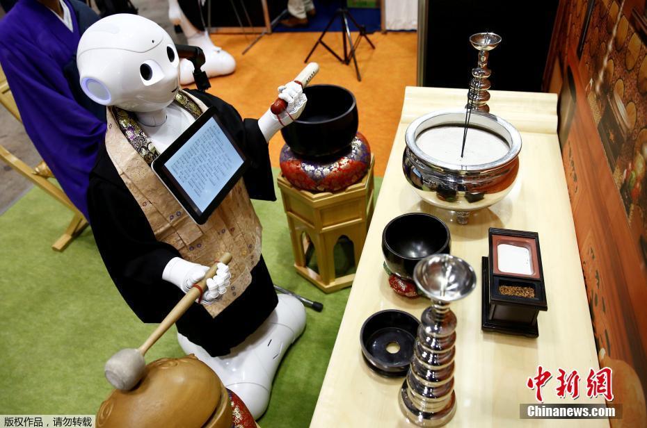 东京国际殡葬展会举行 机器人主持葬礼引围观
