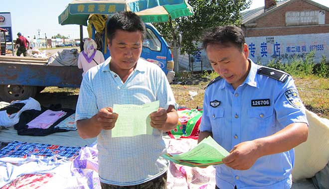 在集市上發放治安防范宣傳單