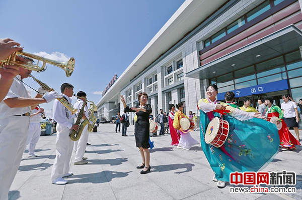 在延吉西站前载歌载舞的朝鲜族妇女。丁波/摄