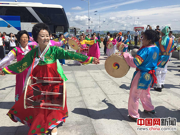 在延吉西站前载歌载舞的朝鲜族妇女。中国网记者 唐佳蕾/摄