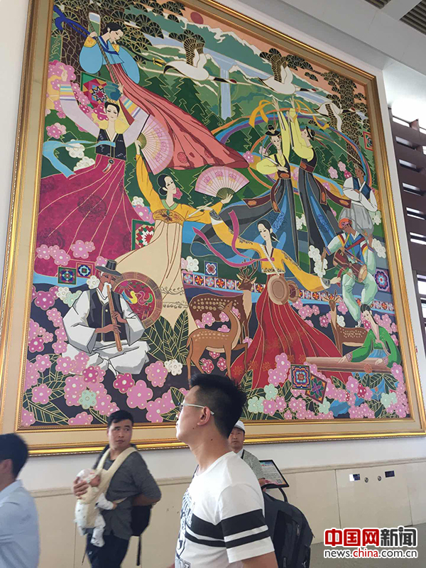 站内悬挂的巨幅民俗风情壁画。中国网记者 唐佳蕾/摄