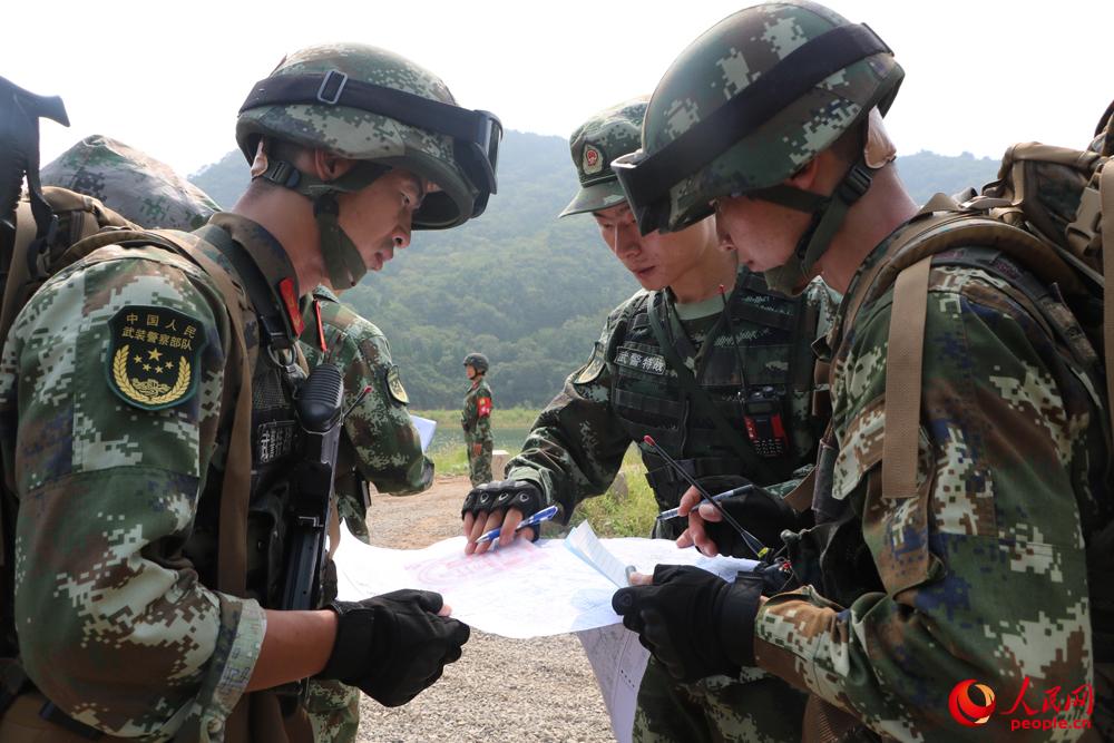 研究行軍路線。鄭光傲攝