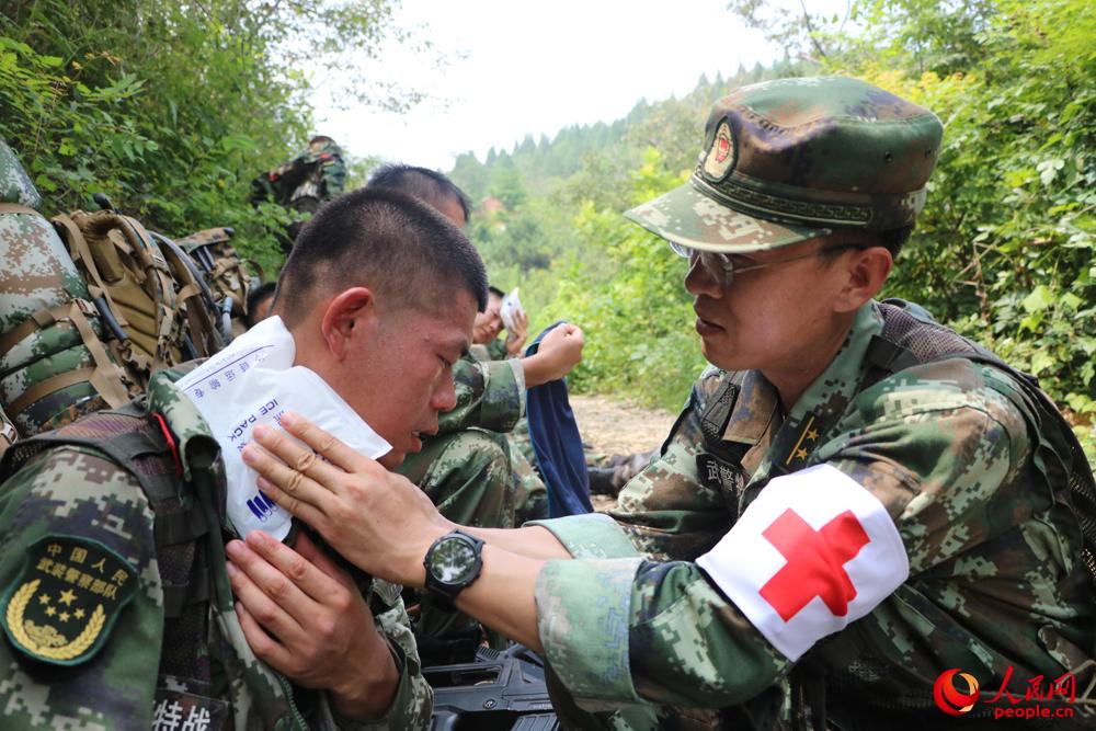 部隊休息時，軍醫為特戰隊員巡診。鄭光傲攝