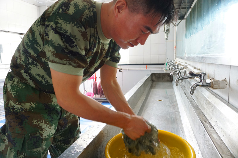 出完早操后,闫大鹏开始洗漱,精神满满地开始新的一天。 出完早操后,闫大鹏开始洗漱,精神满满地开始新的一天。
