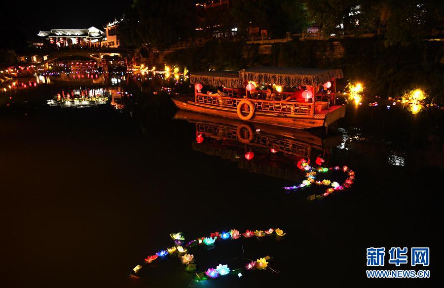 赏河灯 迎七夕