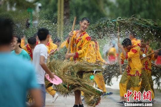 传承千年的水龙狂欢再现贵州施秉苗胞泼水狂欢