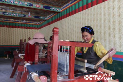 藏族妇女在合作社生产卡垫