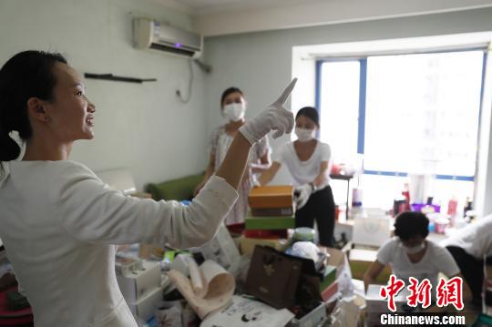 韩艺恩团队在客户家整理中。　张亨伟 摄