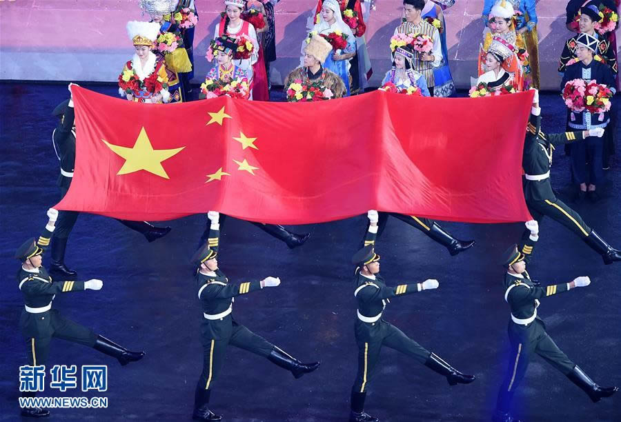  8月27日，旗手护送中华人民共和国国旗入场。当日，中华人民共和国第十三届运动会开幕式在天津举行。 新华社记者杨宗友摄