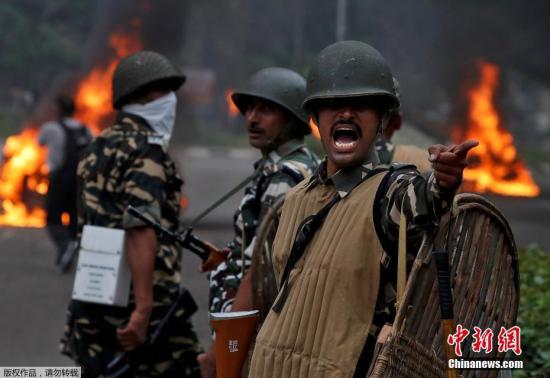 据外媒报道，当地时间8月25日，印度哈里亚纳邦及旁遮普邦发生多起暴力骚乱事件，目前已经导致近20人死亡，约200人受伤。报道称，此次印度发生的大规模骚乱与一起案件的判决有关。当地时间25日，印度中央调查局判处印度一名自创教派的“领袖”辛格(Gurmeet Ram Rahim Singh)强奸罪成立，并将于当地时间28日宣布其刑期。媒体此前报道称，在判决之前，辛格的大量支持者就已经聚集抗议。25日其被宣判有罪后，支持者爆发大规模骚乱，哈里亚纳邦及旁遮普邦发生数百起骚乱事件，多个城市实行宵禁，印度军队已介入。报道称，印度警方朝抗议民众发射了催泪瓦斯和水柱，信徒则向警方投掷石块，并推倒了两辆媒体...