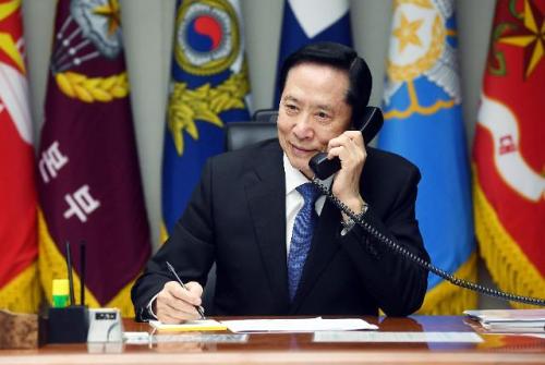 8月16日，韩国国防部长官宋永武与美国国防部长马蒂斯通电话。(图片来源：韩联社）