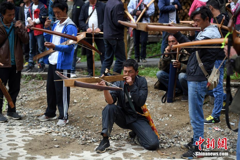弓弩比赛是当地村民比较喜爱的民间传统体育赛事,每年都会自发举办.