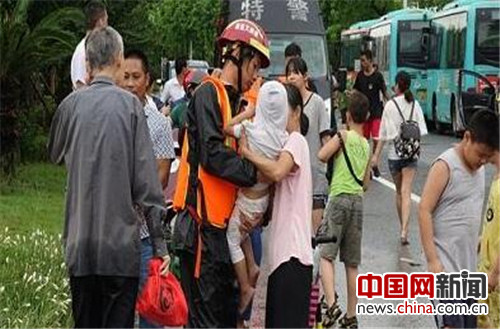 台风“帕卡”余威致大亚湾内涝 消防疏散转移350余人