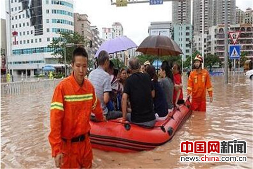 台风“帕卡”余威致大亚湾内涝 消防疏散转移350余人