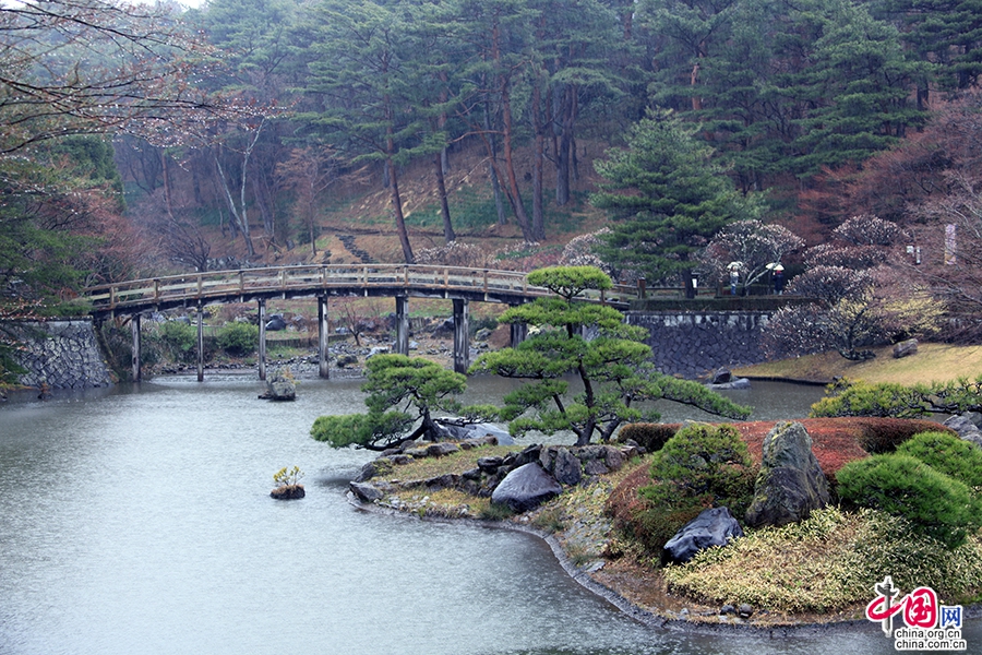 水中小岛