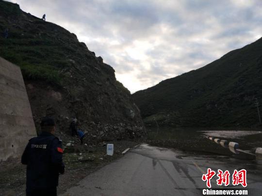 青海玛沁境内发生山体滑坡9人被埋救援仍在进行