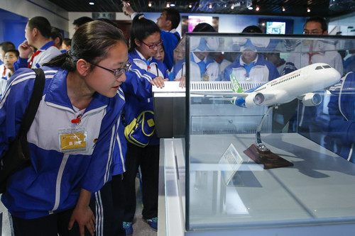  资料图片：2016年4月26日，北京市昌平区南邵中学的学生在国家知识产权局开放日活动中参观专利展示厅。新华社记者 沈伯韩 摄