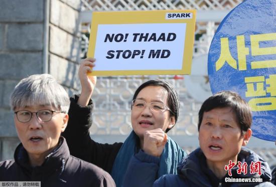 当地时间2017年3月7日，韩国首尔，民众在龙山区国防部大楼前集会，谴责“萨德”入韩。据国防部当天消息，韩美开始在韩部署“萨德”反导系统，发射架等部分装备已抵达韩国。