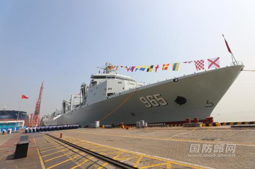 海军新型补给舰首舰交接入列 可为航母编队伴随补给