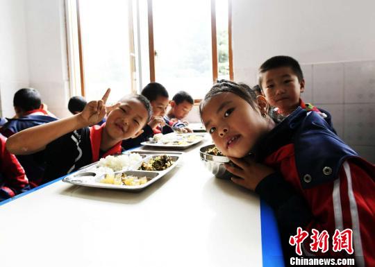 九寨沟地震中受损最重的漳扎镇小学异地复课
