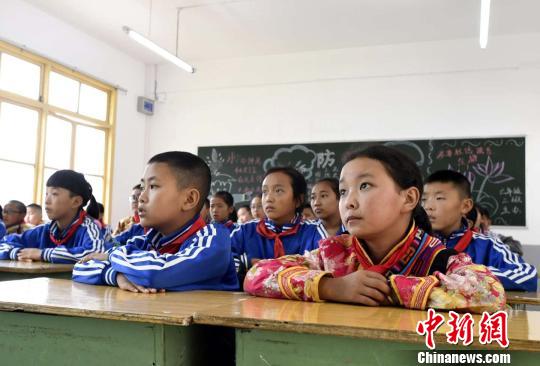 九寨沟地震中受损最重的漳扎镇小学异地复课