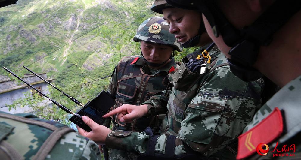 正在使用無人機圖傳分析邊境地質情況。 黃恩攝