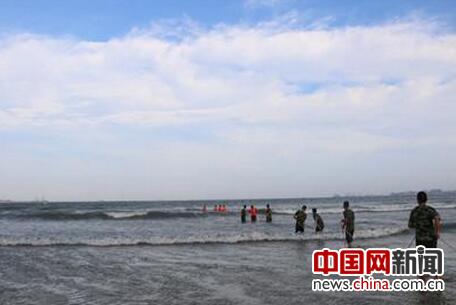 小女孩被海浪卷走 泉州警民合力救援(图)
