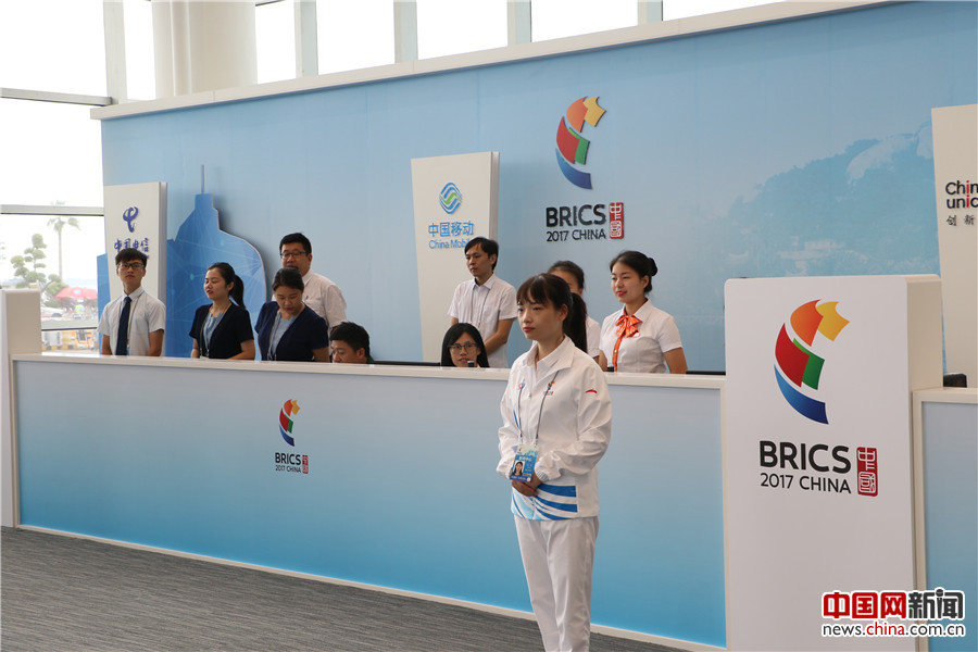 位于新闻中心入口的公共服务区。