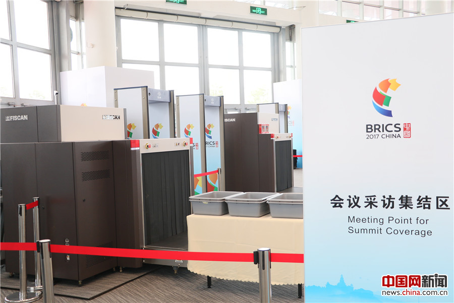 位于新闻中心入口的会议采访集结区。