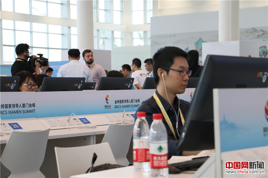 图为媒体记者在新闻中心媒体区正在准备报道工作。