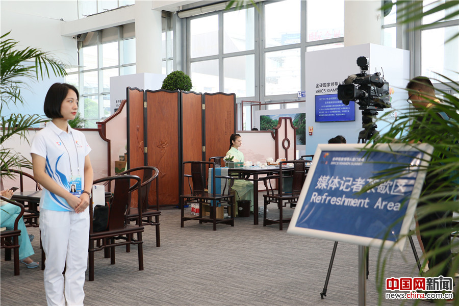 新闻中心开放期间，为注册记者提供免费茶歇服务。