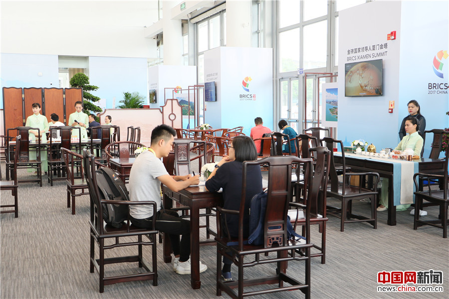 新闻中心开放期间，为注册记者提供免费茶歇服务。