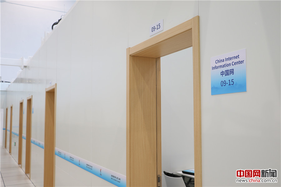 位于新闻中心的媒体直播间。