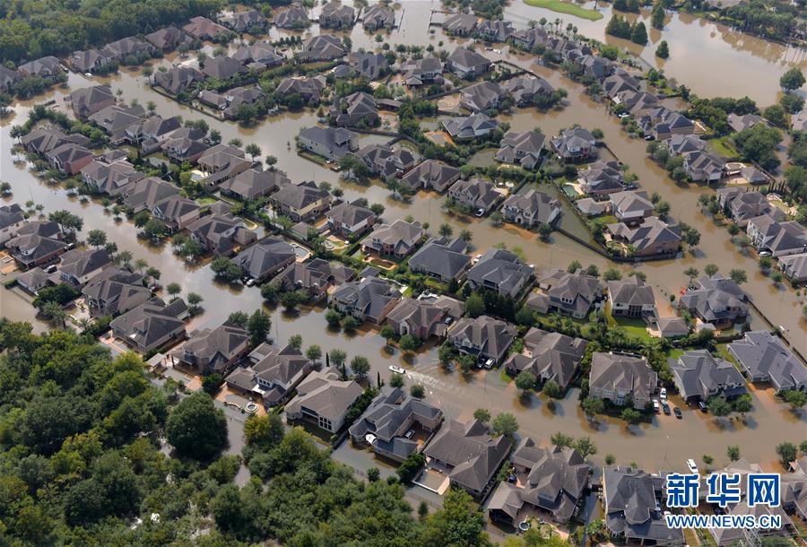 这张9月1日的航拍照片显示，美国得克萨斯州休斯敦的一些房屋被飓风“哈维”引发的洪水围困。
