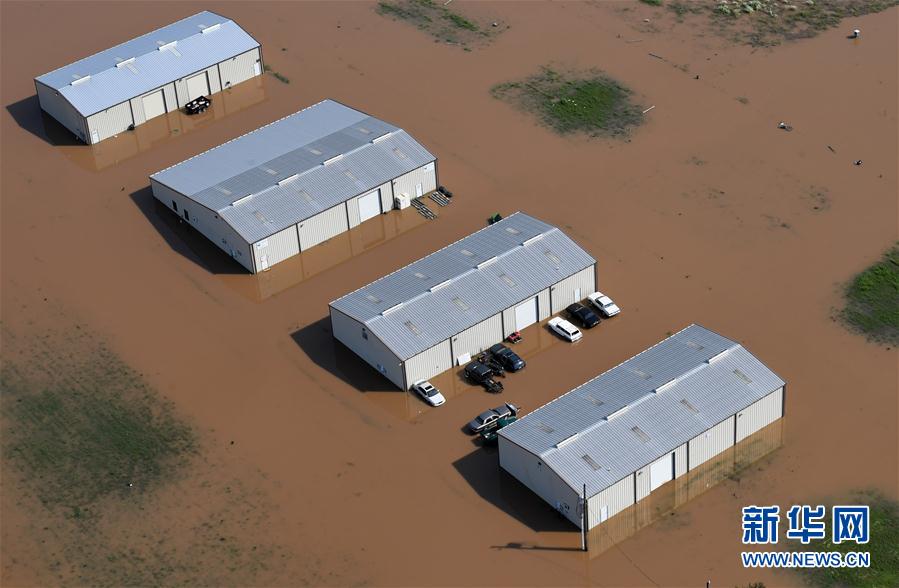 这张9月1日的航拍照片显示，美国得克萨斯州休斯敦的一些房屋被飓风“哈维”引发的洪水围困。