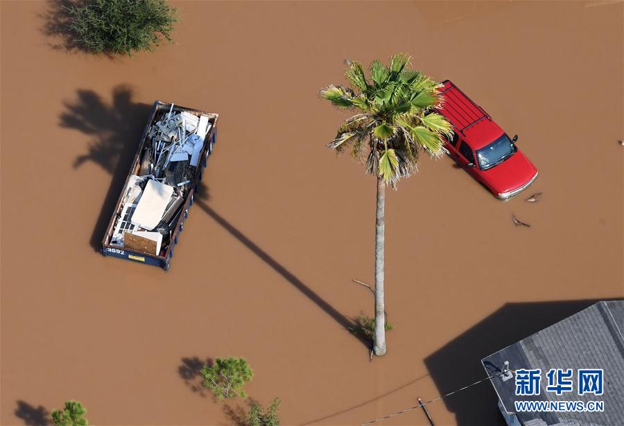 这张9月1日的航拍照片显示，美国得克萨斯州休斯敦的一辆汽车被飓风“哈维”引发的洪水围困。