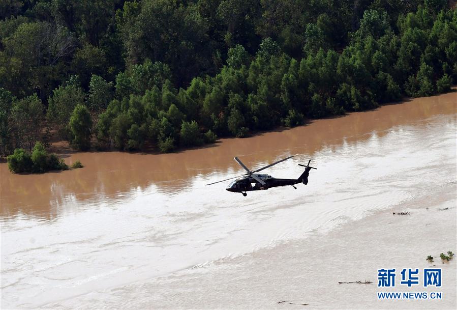 这张9月1日的航拍照片显示，一架搜救直升机从美国得克萨斯州休斯敦的洪水灾区飞过。