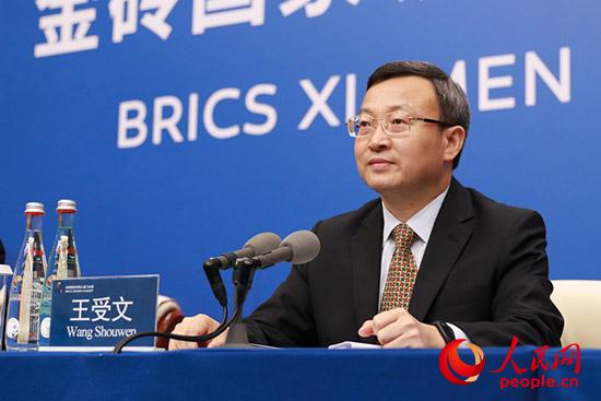 中国代表团商务部副部长王受文9月3日上午召开新闻发布会，介绍商贸合作成果。人民网陈丽丹摄