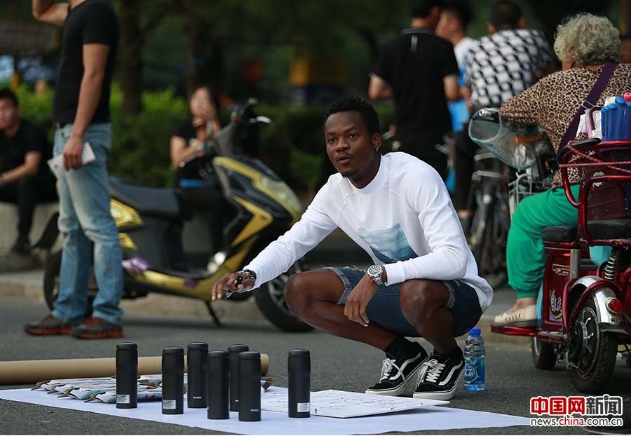 2017年9月2日，北京工人体育馆，黑人小伙演唱会门口倒卖保温杯。