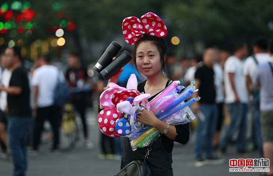 2017年9月2日，北京工人体育馆，赵明义的保温杯火了， 演唱会现场也让很多人看到了商机。