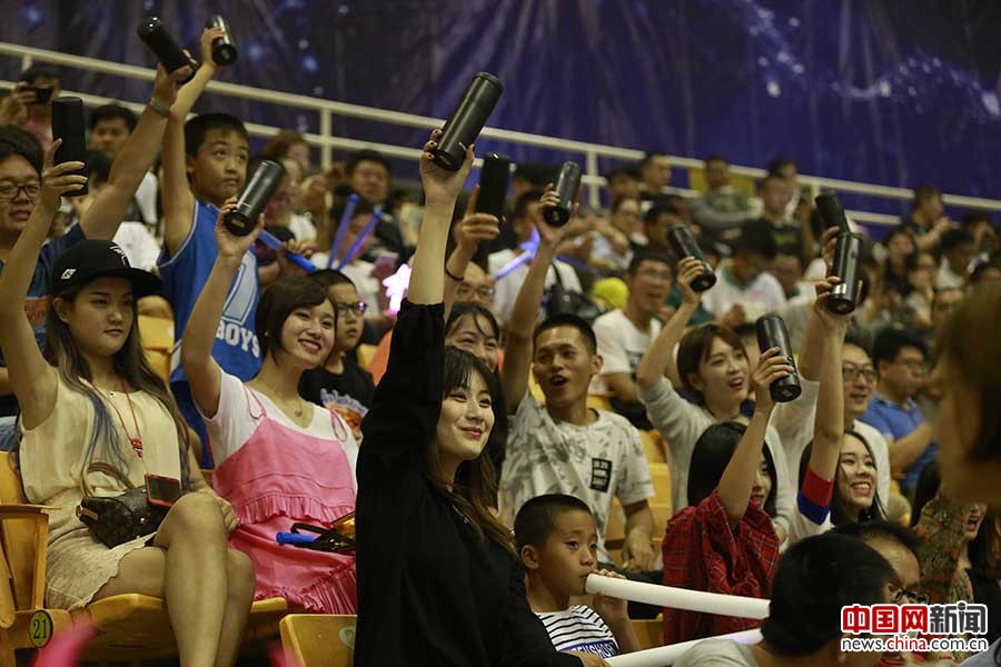 2017年9月2日，北京工人体育馆，演唱会现场保温杯成为歌迷的标配。