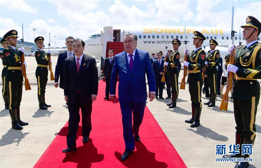 （廈門會晤·XHDW）（1）塔吉克總統拉赫蒙抵達廈門