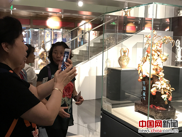 圖為市民參觀全國非遺展示和交流中心——北京月壇雅集傳藝薈展出的非遺藝術品。