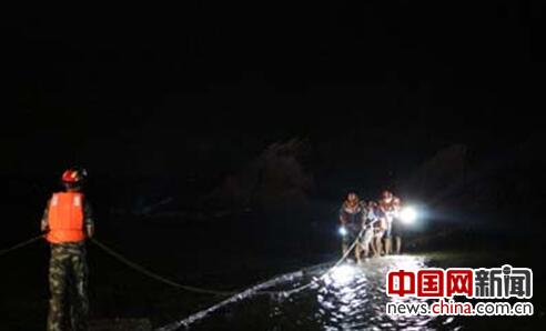 海水涨潮多人被困礁石上 洞头消防紧急救援