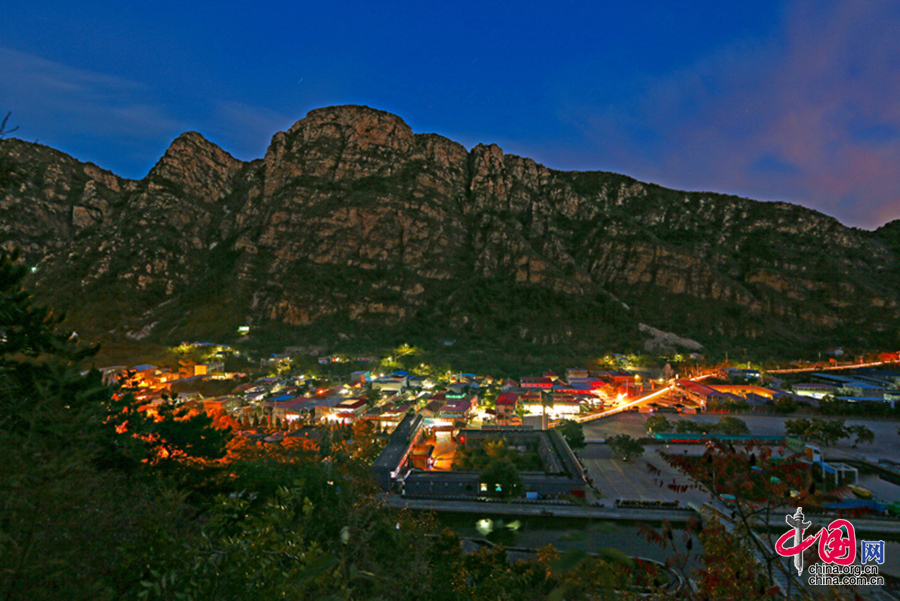 石林峡夜景醉人 观景台璀璨夺目