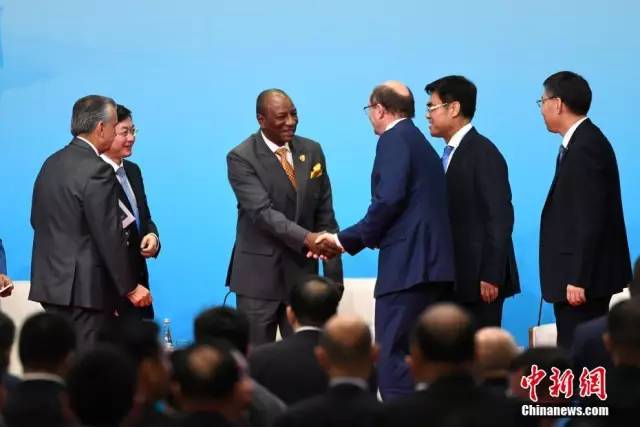 9月4日,几内亚总统孔戴出席金砖国家工商论坛并发表演讲。图为孔戴总统和嘉宾握手问候。中新社记者 王东明 摄