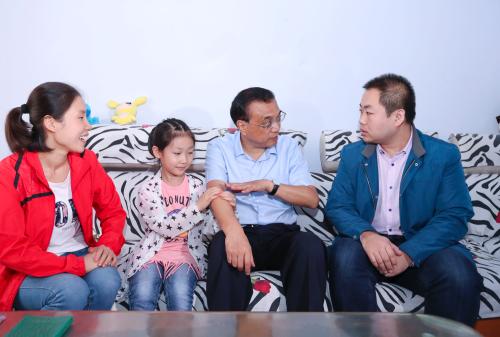 李克强:有落后的产能,没有落后的人力 李克强:有落后的产能,没有落后的人力