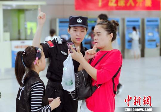 南京地铁地铁女警巡防中队亮相满月压降案件两成