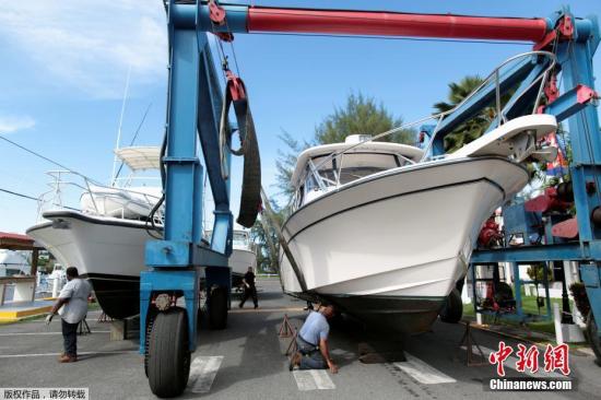 当地时间2017年9月4日，波多黎各圣胡安，工人将船安放至干船坞，准备迎接刚升级为4级风暴的“艾玛”飓风。
