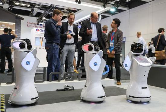 资料图片：9月1日，在德国首都柏林举行的柏林国际消费电子展上，参观者在旗瀚科技公司展台观看机器人展示。新华社记者 单宇琦